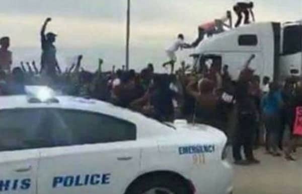 The media avoided any shots or live feeds of masked belligerents climbing on the trucks stuck on the bridge. These pictures are from local Facebook feeds, but cannot be found on the TV coverage or in the local newspaper.
